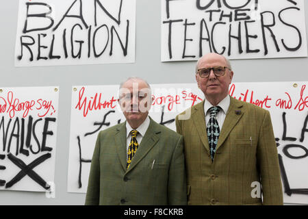 Londres, Royaume-Uni. 8 décembre 2015. Sur la photo : de gauche à droite : Gilbert & George en face de leurs œuvres les bannières. Artistes Gilbert & George lancer leur dernière publication les bannières, ainsi que 10 modèles d'affiches, de faire coïncider avec leur exposition au White Cube Bermondsey. L'exposition Les bannières se déroule du 25 novembre 2015 au 24 janvier 2016. Banque D'Images