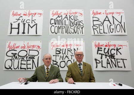 Londres, Royaume-Uni. 8 décembre 2015. Sur la photo : de gauche à droite : Gilbert & George en face de leurs œuvres les bannières pour assister à une séance de signature. Artistes Gilbert & George lancer leur dernière publication les bannières, ainsi que 10 modèles d'affiches, de faire coïncider avec leur exposition au White Cube Bermondsey. L'exposition Les bannières se déroule du 25 novembre 2015 au 24 janvier 2016. Banque D'Images