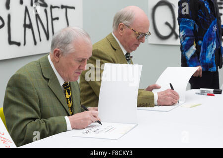 Londres, Royaume-Uni. 8 décembre 2015. Sur la photo : de gauche à droite : Gilbert & George en face de leurs œuvres les bannières pour assister à une séance de signature. Artistes Gilbert & George lancer leur dernière publication les bannières, ainsi que 10 modèles d'affiches, de faire coïncider avec leur exposition au White Cube Bermondsey. L'exposition Les bannières se déroule du 25 novembre 2015 au 24 janvier 2016. Banque D'Images