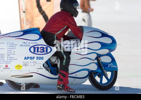 G. Lewis sur son livre blanc et bleu super bike Banque D'Images