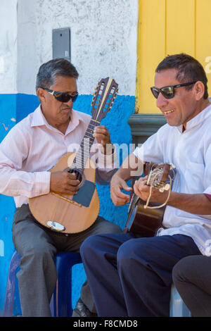 Musiciens aveugles péruvienne à jouer de la guitare à l'extérieur, Trujillo Banque D'Images