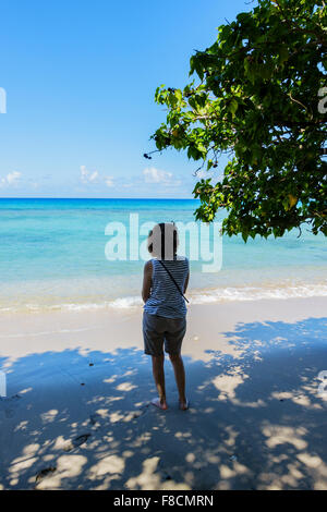 La silhouette d'une femme en voyant les Caraïbes à partir de la rive nord de Sainte Croix, Îles Vierges des États-Unis. Banque D'Images
