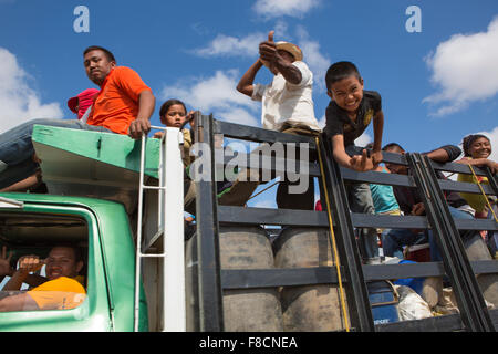 Wayuu Indiens voyageant sur un camion dans La Guajira Banque D'Images