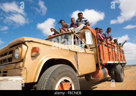 Wayuu Indiens voyageant sur un camion dans La Guajira Banque D'Images