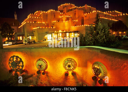 Le toit de l'hôtel Inn at Loretto à Santa Fe est égayé la veille de Noël par des centaines d'faralitos, souvent appelé luminarias. Banque D'Images