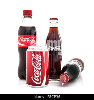 Collection de boissons de Coca-Cola dans les bouteilles et les boîtes sur un fond blanc Banque D'Images