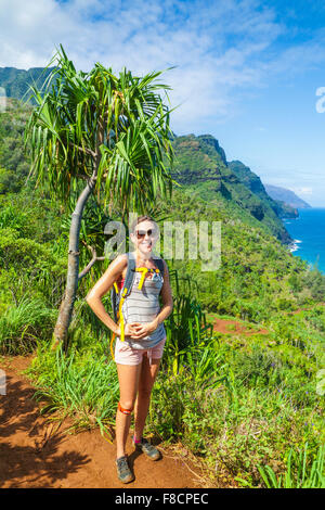 Randonneur sur le Kalalau Trail sur Kauai Banque D'Images