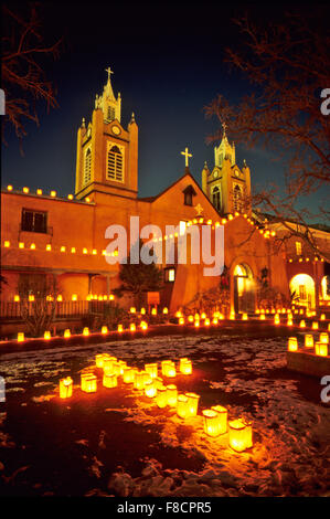 Lors de l'Old Town Plaza à Albuquerque, l'église San Felipe de Neri est décoré avec des centaines d'faralitos. Banque D'Images