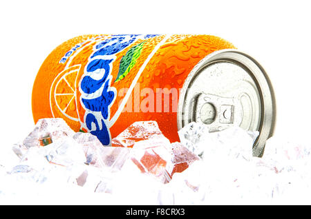 Fanta Orange glacé sur un lit de glace sur fond blanc Banque D'Images