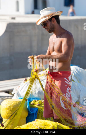 Fisher l'homme au travail dans le port Banque D'Images