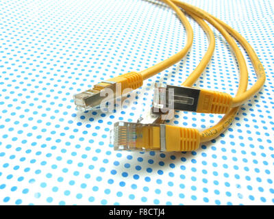 Câble Ethernet jaune sur fond pointillé Banque D'Images