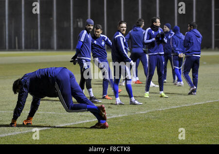 Kiev, Ukraine. Dec 8, 2015. Dynamo Kiev formation - Kiev, Ukraine - 08/12/15 Dynamo Kiev's les joueurs s'entraînent avant leur match de soccer de la Ligue des Champions contre le Maccabi Tel Aviv Crédit : Nazar Furyk/ZUMA/Alamy Fil Live News Banque D'Images