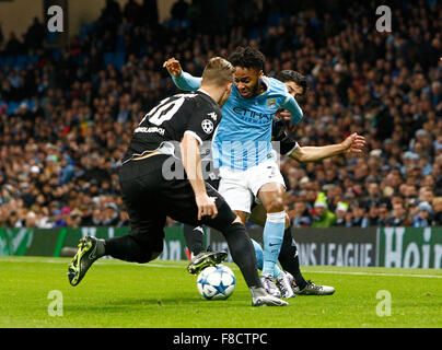 Le stade Etihad, Manchester, Royaume-Uni. Le 08 déc, 2015. La Ligue des Champions. Manchester City contre Borussia Mönchengladbach. Manchester City's Raheem Sterling prend sur le Borussia M&# xf6;nchengladbach de défense. Credit : Action Plus Sport/Alamy Live News Banque D'Images