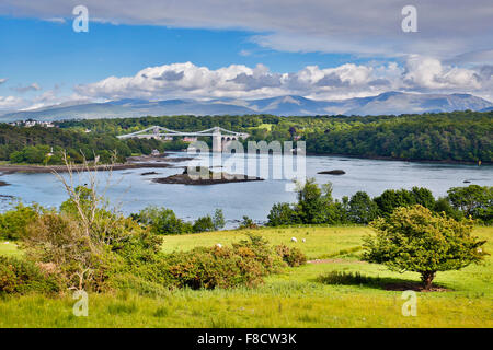 Menai Bridge ; vue depuis le pays de Galles, Royaume-Uni ; d'Anglesey Banque D'Images