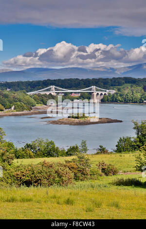 Menai Bridge ; vue depuis le pays de Galles, Royaume-Uni ; d'Anglesey Banque D'Images