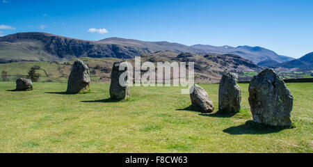 Le cercle de pierres de Castlerigg cumbria lake district terrain de collines de montagne bleu ciel soleil