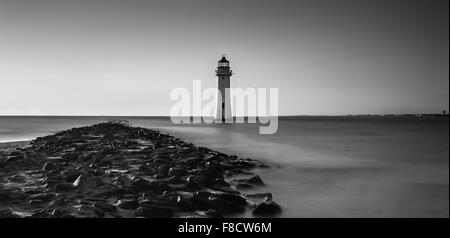 Perchaude Rock Lighthouse New Brighton roches exposition longue plage de la rivière de l'eau noir et blanc minimaliste rive p.c. mono mersey Banque D'Images