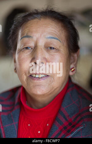 Portrait d'une vieille femme tibétaine Banque D'Images