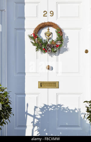 Couronne de Noël sur porte avant blanc Banque D'Images