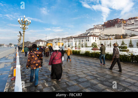 Les tibétains de payer autour du palais du Potala à Lhassa Banque D'Images