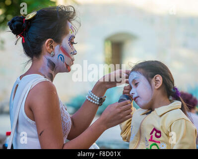 Participant non identifié a son visage couvert de maquillage sur un carnaval de la Fête des Morts à Oaxaca, Mexique Banque D'Images