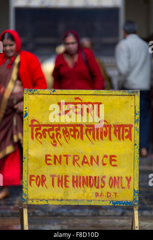 Pancarte jaune en face d'un temple hindou à Katmandou. Banque D'Images