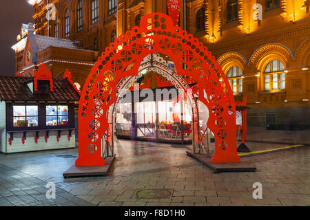 Moscou, Russie - 6 décembre 2015 : portes de Noël sur Carré Manezhnaya à Moscou dans la nuit. Manege Square est un grand ped Banque D'Images