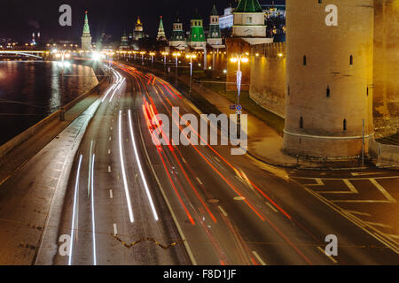 Night traffic lights sur remblai Kremlin à Moscou Banque D'Images