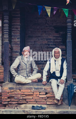 Les hommes népalais de Bhaktapur et de repos assis Banque D'Images