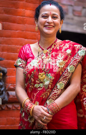 Femme vêtue d'une robe traditionnelle indienne rouge pour un mariage au Népal Banque D'Images