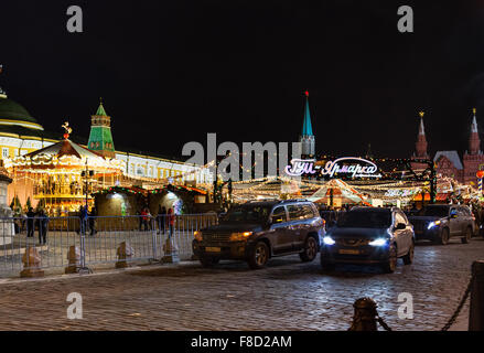 Moscou, Russie - 6 décembre 2015 : les voitures et les gens près de foire de Noël sur la Place Rouge à Moscou. La place Rouge est le centre histor Banque D'Images