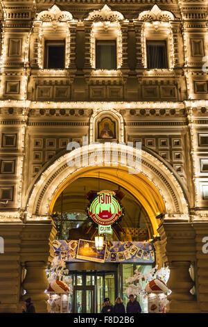 Moscou, Russie - 6 décembre 2015 : des portes du grand magasin GUM dans la nuit. GUM (magasin universel principal, de l'État Departme Banque D'Images