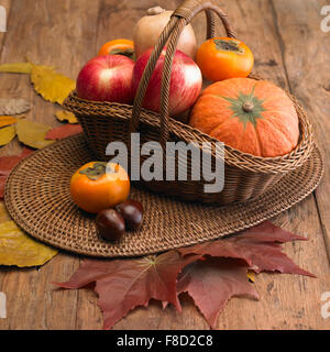 Automne Autres légumes et fruits dans le panier avec le décor de feuilles Banque D'Images