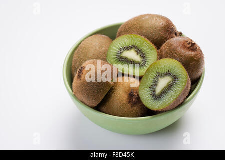 Tranches de kiwi frais et les kiwis dans un bol Banque D'Images