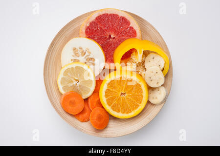 High angle de tranches de couleur jaune et orange des fruits et légumes frais tels que le pamplemousse, melon oriental, citron, orange, Banque D'Images