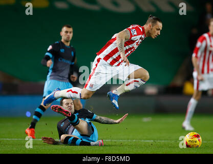 Stoke, UK. 1er décembre 2015. Marko Arnautovic de Stoke City bondit sur Ross Wallace de Sheffield Wednesday - Capital One Cup Stoke City - remporteront contre Sheffield Wednesday - Britannia Stadium - Stoke - Angleterre - 1er décembre 2015 - Photo Simon Bellis/Sportimage/CSM/Alamy Live News Banque D'Images