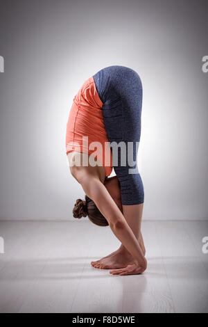Mettre en place des pratiques sportives femme yoga asana Uttanasana Banque D'Images