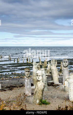 Le Grand Rassemblement - statues en pierre menant au fleuve Saint-Laurent dans Sainte-flavie, Gaspésie, Québec, Canada. Banque D'Images