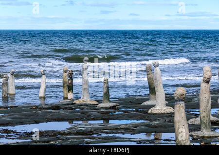 Le Grand Rassemblement - statues en pierre menant au fleuve Saint-Laurent dans Sainte-flavie, Gaspésie, Québec, Canada. Banque D'Images