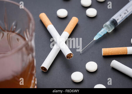 High angle de cigarettes, pilules, les médicaments dans l'injecteur, et l'alcool Banque D'Images