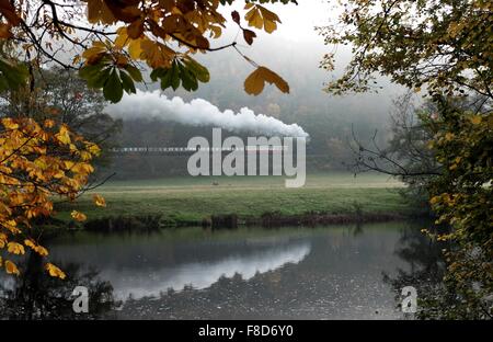 Un train à vapeur se reflète dans la rivière Dee près de Llangollen dans le Nord du Pays de Galles au Royaume-Uni. L'historique ligne de chemin de fer relie à Llangollen Banque D'Images
