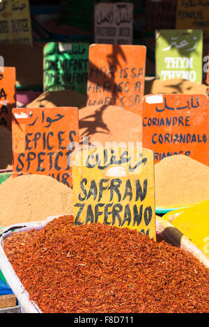 Belles couleurs marché oriental avec des paniers remplis de différentes épices Banque D'Images