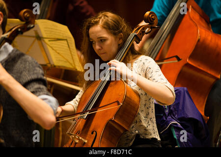 Les jeunes musiciens : une femme violoncelle musique classique dvd avec l'Orion Orchestra en répétition à Aberystwyth Music Fest 2015 festival Banque D'Images