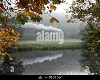 Un train à vapeur se reflète dans la rivière Dee près de Llangollen dans le Nord du Pays de Galles au Royaume-Uni. L'historique ligne de chemin de fer relie Llangollen Banque D'Images