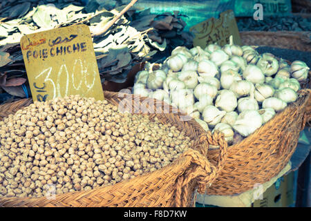 Belles couleurs marché oriental avec des paniers remplis de différentes épices Banque D'Images