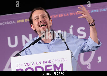 Palma de Mallorca, Espagne. Le 08 déc, 2015. Podemos parti politique (nous pouvons) chef Pablo Iglesias, l'un des principaux candidats pour prochain premier ministre élections qui auront lieu en Espagne le 20 décembre prochain , tht des gestes aussi il parler lors d'un rassemblement à l'île des Baléares espagnoles. Credit : zixia/Alamy Live News Banque D'Images