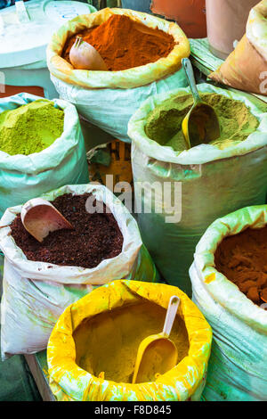 Belles couleurs marché oriental avec des paniers remplis de différentes épices Banque D'Images