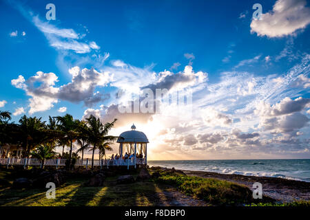 Mariage romantique pavillon de l'Hôtel Paradisus Varadero Resort SPA Varadero, pont en bois, de romance, de ciel bleu, des palmiers, Banque D'Images