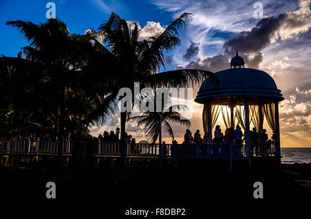 Mariage romantique pavillon de l'Hôtel Paradisus Varadero Resort SPA Varadero, pont en bois, de romance, de ciel bleu, des palmiers, Banque D'Images