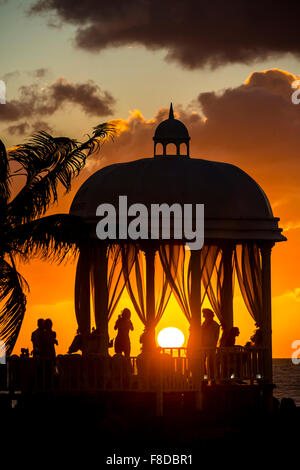 Pavillon de mariage à la plage de Varadero avec coucher du soleil dans le Resort Sandals Royal Hicacos Resort SPA, romantique, romantisme, palmiers, Banque D'Images